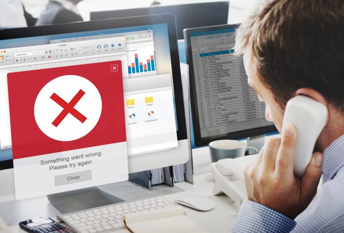 usuário ligando para o suporte de informática após receber um alerta na tela.