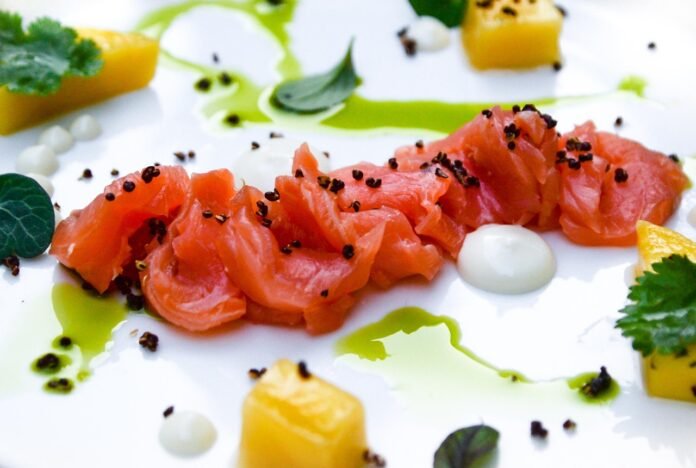 Sashimi de salmão. Fonte de omega-3.