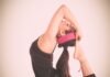 Saúde em Números: Um Mapa para o Bem-Estar. uma jovem em trajes de ginastica, praticando yoga.