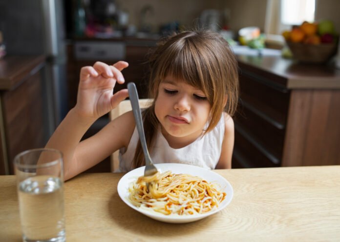 criança recusando o seu almoço.