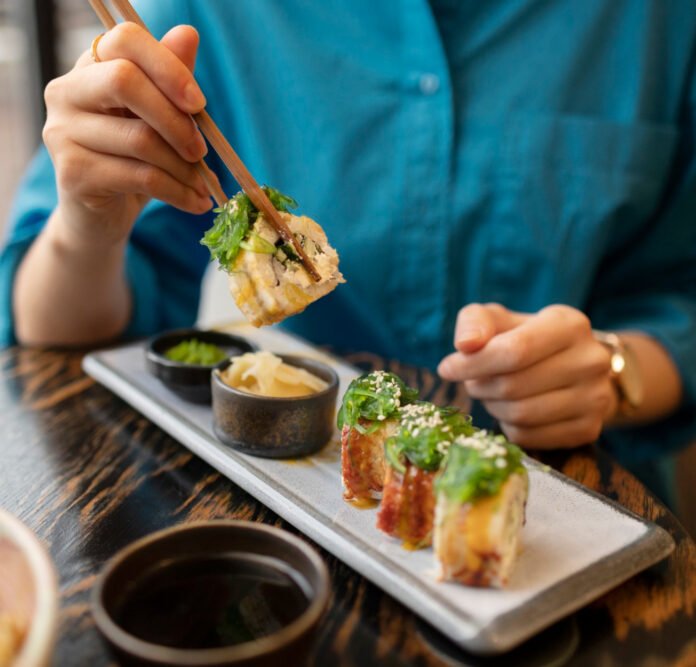 uma pessoa se servindo de sushi.