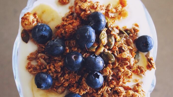 granola com mirtilo e yogurt.