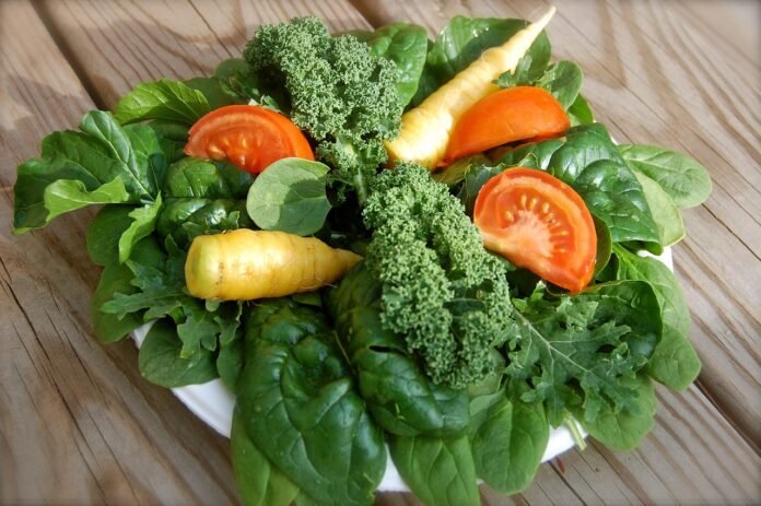 prato de salada verde saudável.