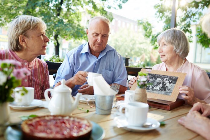 Idosos em uma mesa de restaurante.