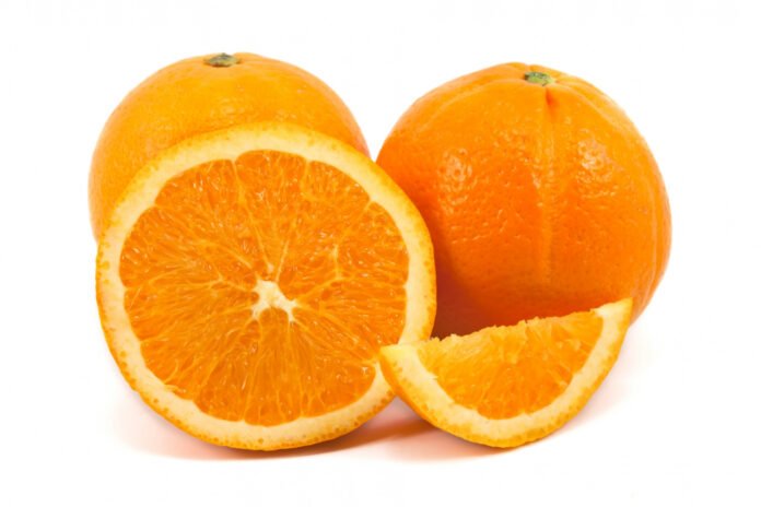 laranja inteira e fatiada.