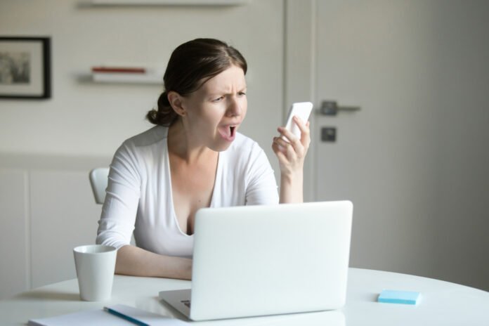 uma mulher estressada com suas redes sociais.