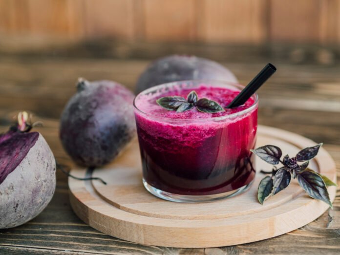 um copo com delicioso suco de beterraba.