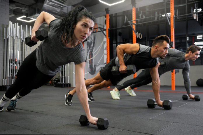 grupo de pessoas numa academia praticando fitness.