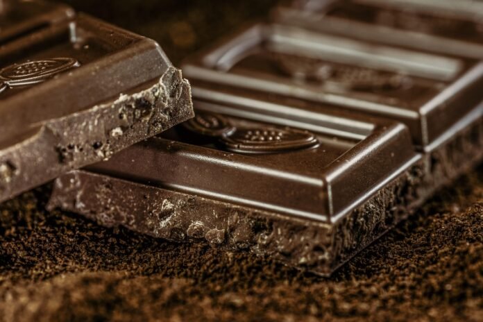 tabletes de chocolate amargo, partido.