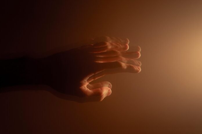 close da mão de uma pessoa com mal de Parkinson.