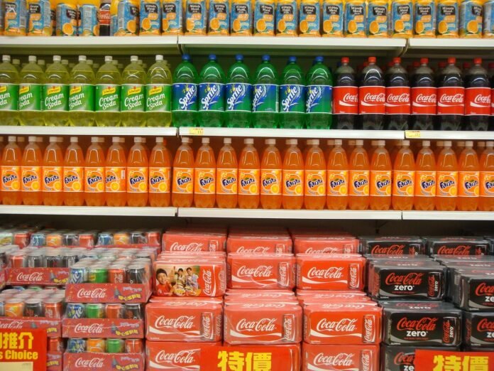 prateleiras de refrigerantes em um supermercado.