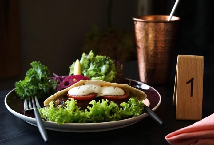 delicioso prato vegano num fundo preto.