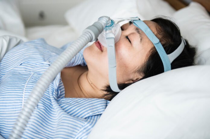 mulher dormindo com um CPAP