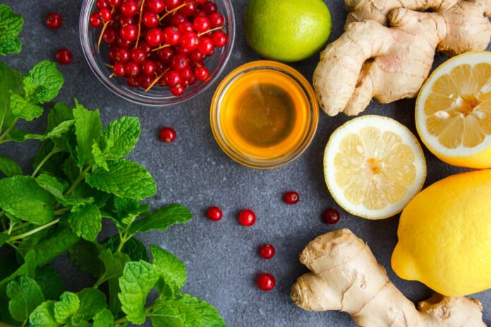 tigela de curcuma acompanhada de gengibre e outros vegetais.