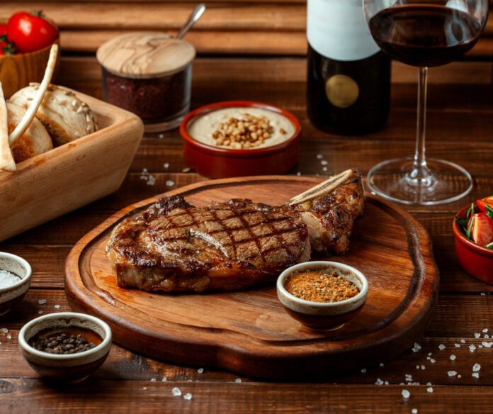 prate contendo uma bela carne de churrasco