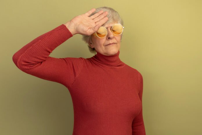 mulher sentindo fogachos da menopausa