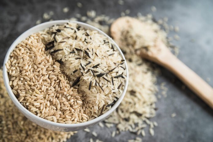 tigela branca contendo arroz integral e arroz branco.