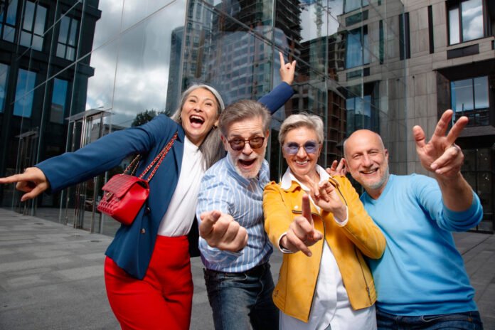 grupo de pessoas idosas celebrando ao ar livre