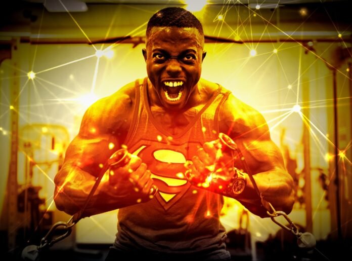 body builder fazendo alto esforco com camisate do super man em luzes amarelas.