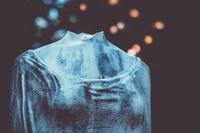 estatua de mármore feminina, envelhecida, sem cabeça