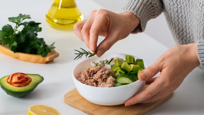 tigela de alimentos fonte de vitamina d como Atum, abacate e azeite de oliva.