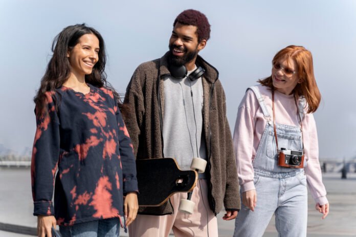 três jovens de idade acima dos 30 anos, passeando ao ar livre