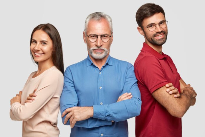 Uma jovem, um jovem e um homem de meia idade, de braços cruzados, de lado a lado.