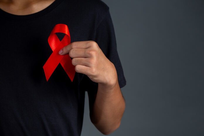 Homens segurando fitas vermelhas. Conscientização conceitual. HIV. Dia Mundial da Aids e Dia Mundial da Saúde Sexual.