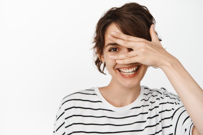 uma jovem fazzeendo exercicios para os olhos.