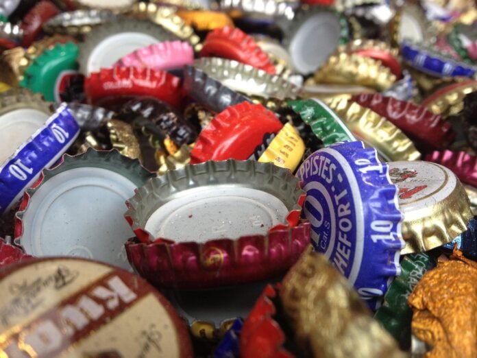 varias tampinhas coloridas de garrafas de cerveja.