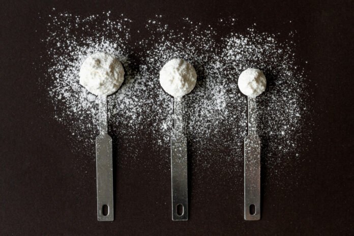 vista de cima de três dosadores de creatina.