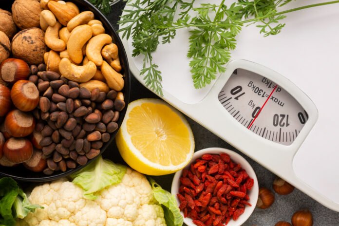 balança e alimentos saudáveis.