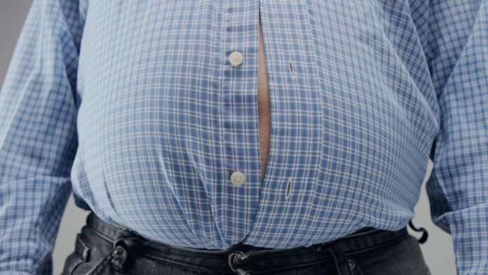 close de uma enorme barriga masculina