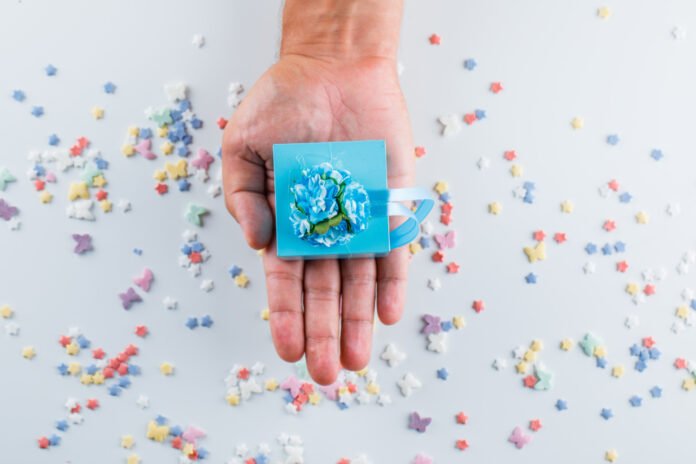 mão mostrando diversos microplasticos