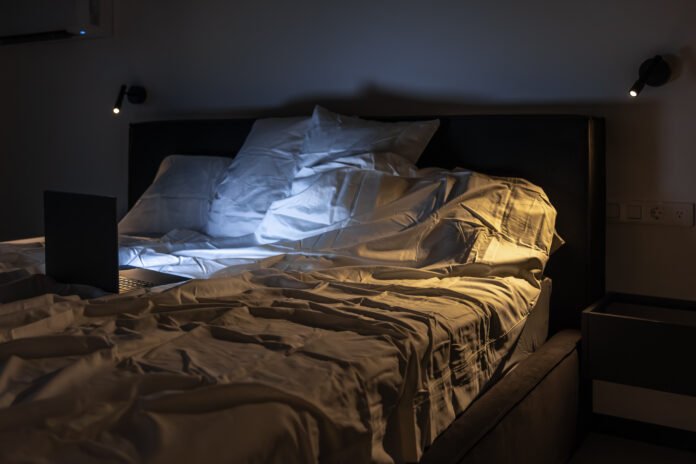 quarto de dormir escuro.