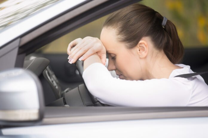 mulher com náusea ao volante.