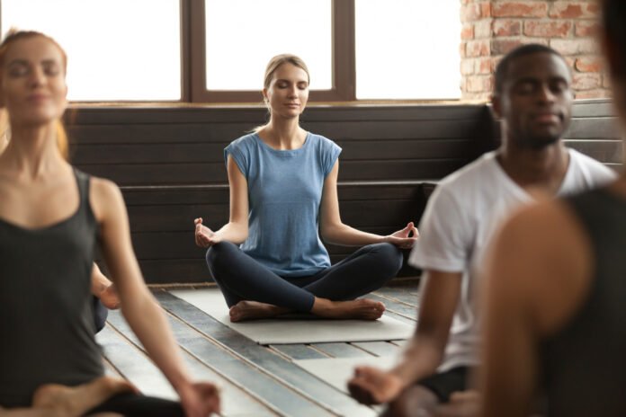 grupo de pessoas praticando yoga.