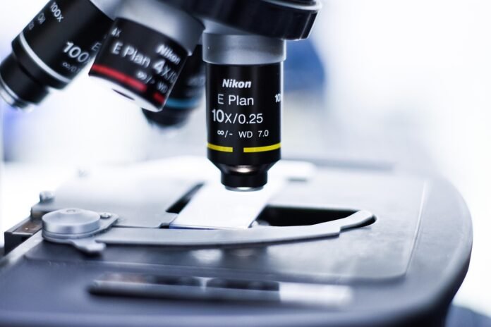 microscopio para analise de celulas.