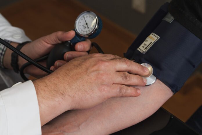 medico aferindo pressão do paciente.