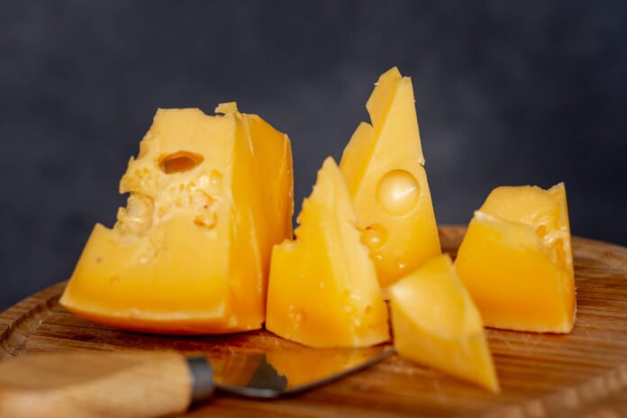 fatias de queijo amarelo.