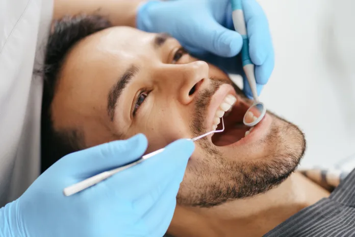 homem na cadeira de um dentista.