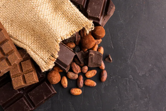 vários tipos de chocolates caídos numa mesa