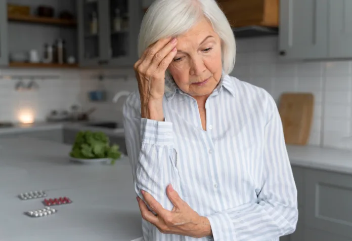 mulher idosa com sintomas de Alzheimer
