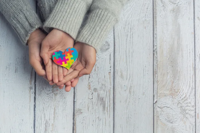 simbolo do autismo na palma das mãos.