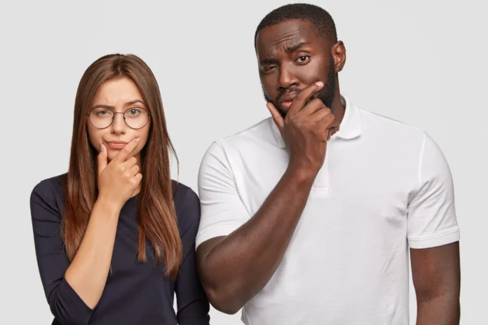casal de adultos em pose de pensamento.