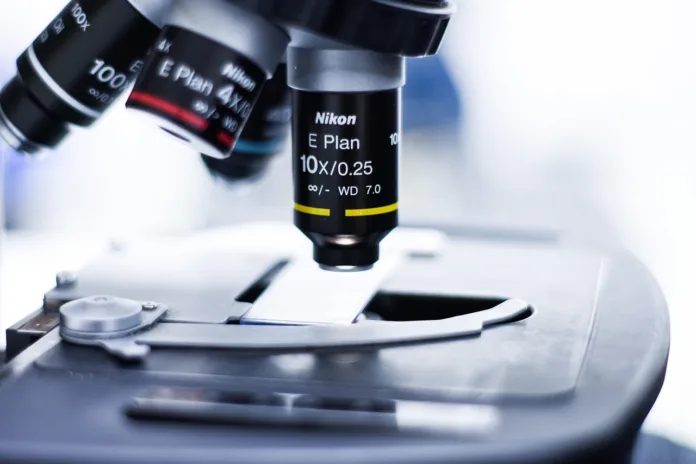microscópio de laboratório.